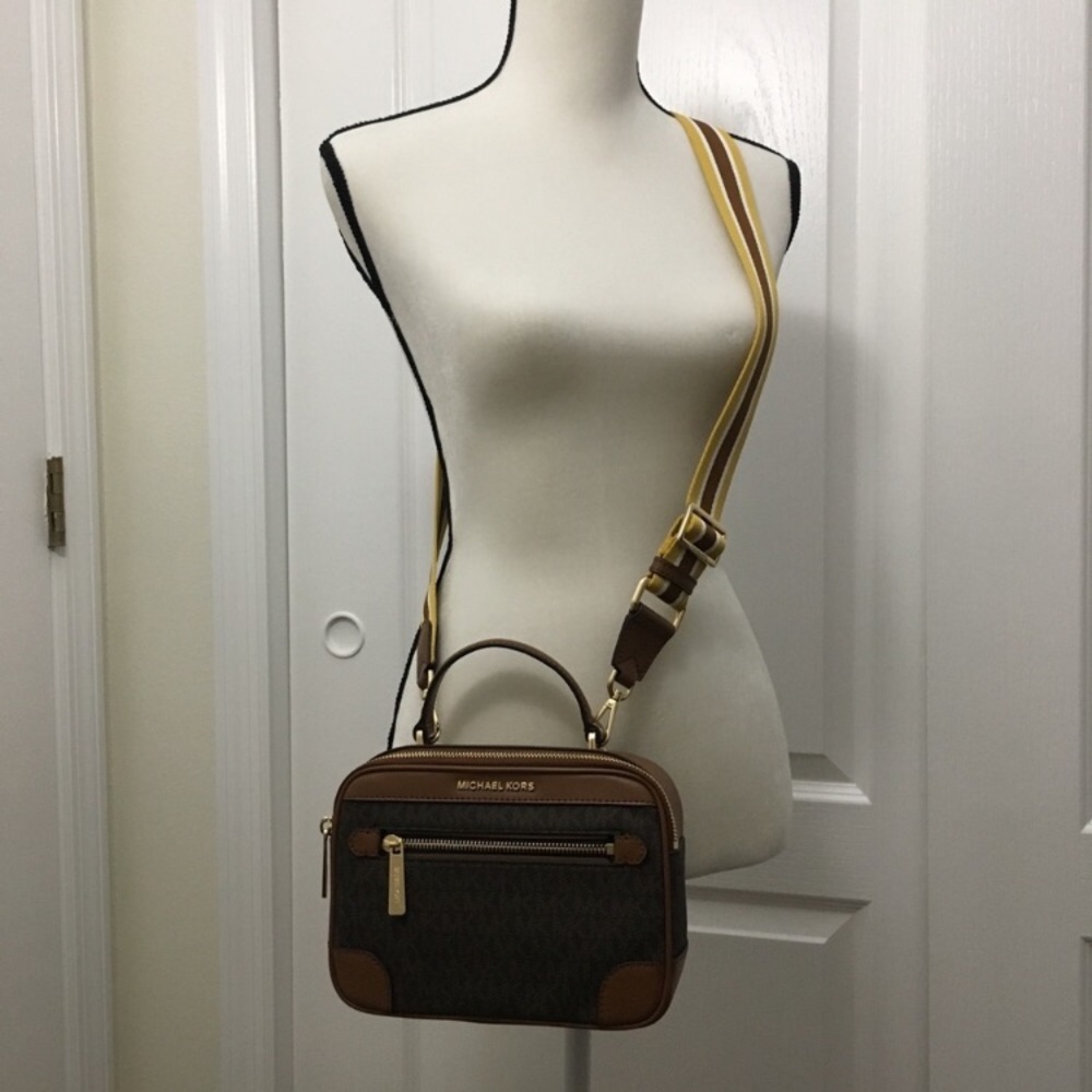 Michael Kors Crossbody Bag & passport case/wallet - Picture 5 of 8